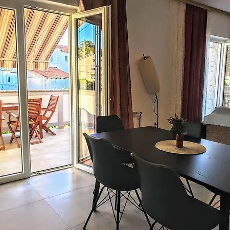 아파트 Grosse In Mit Privatem Balkon By Interhome Palit