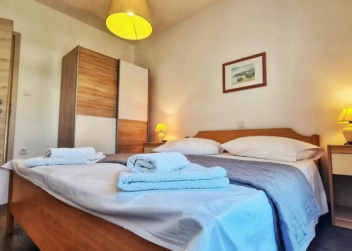 아파트 Grosse In Mit Privatem Balkon By Interhome Palit