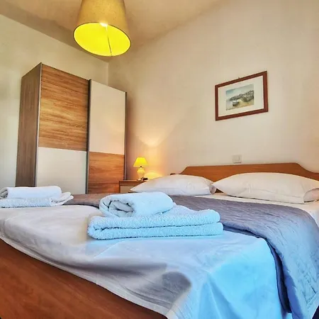 Lägenhet Grosse In Mit Privatem Balkon By Interhome Palit