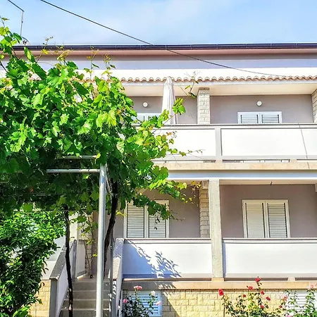 Grosse In Mit Privatem Balkon By Interhome
