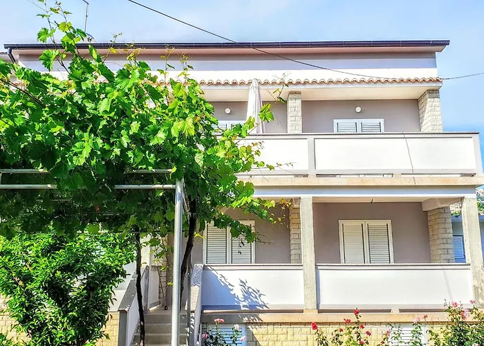 Grosse In Mit Privatem Balkon By Interhome