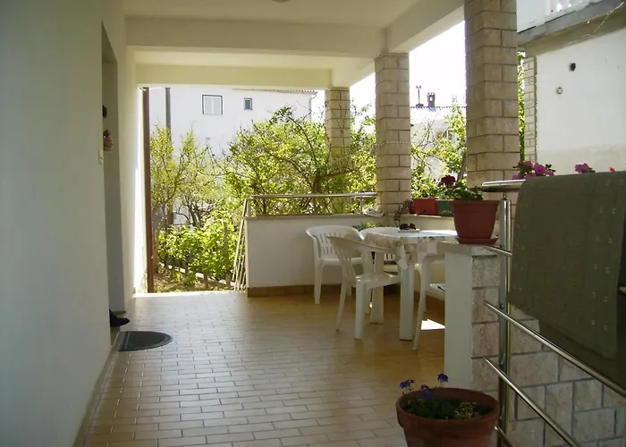 Grosse In Mit Privatem Balkon By Interhome Lejlighed Palit